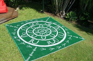 THE YARNING CIRCLE Aboriginal Design Recycled Plastic Mat, Green & White 2.7 x 2.7m
